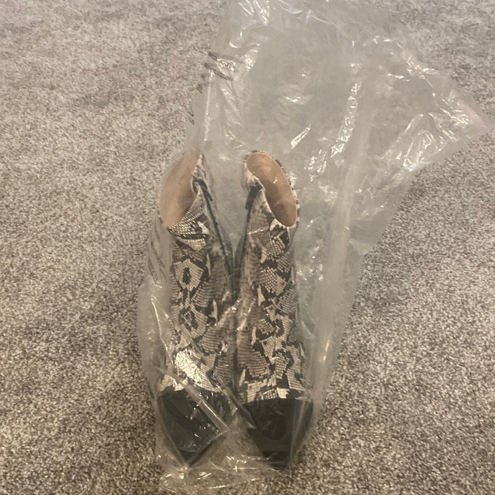 Women’s Heel - Picture 2 of 11